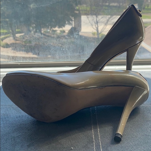 Stuart Weitzman taupe peep toe heels. Size 8. - Picture 7 of 8